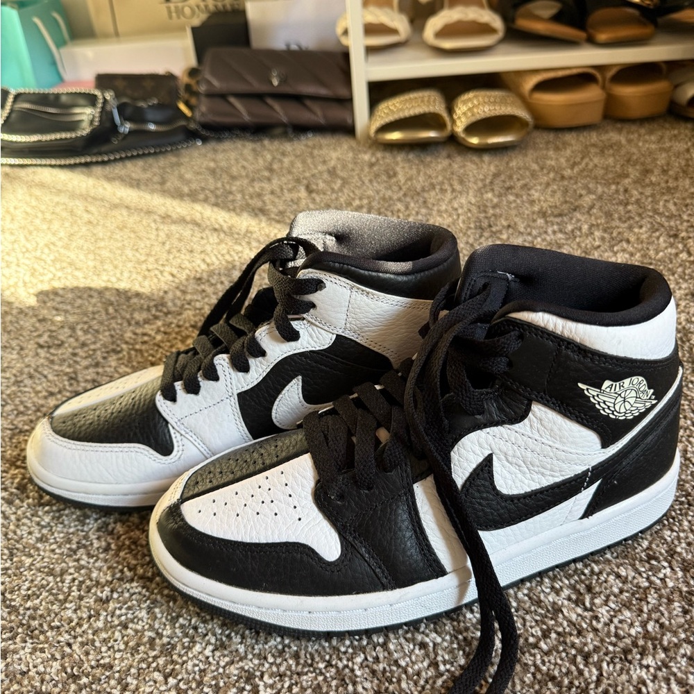 Wmns Air Jordan 1 Mid SE ‘Homage’ Sneakers